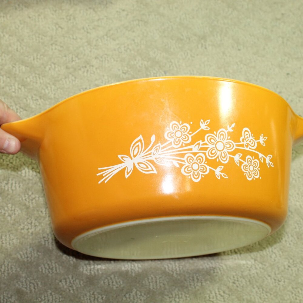 Pyrex Vintage Butterfly Gold #475-B  2.5 Qt Casserole Bowl